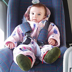 bambina su seggiolino